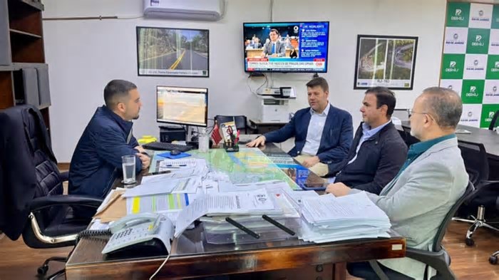 Tutuca articula com o DER-RJ recapeamento da RJ-141 em Barra do Piraí