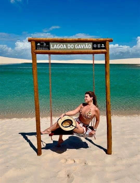 Aos 61 anos, Cristiana Oliveira estrela ensaio de biquíni nos Lençóis Maranhenses