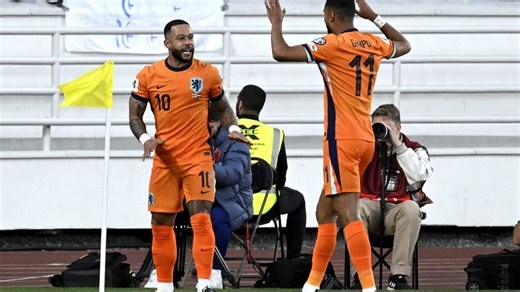 Torcedores cricitam elenco do Corinthians após gol de Memphis pela Holanda