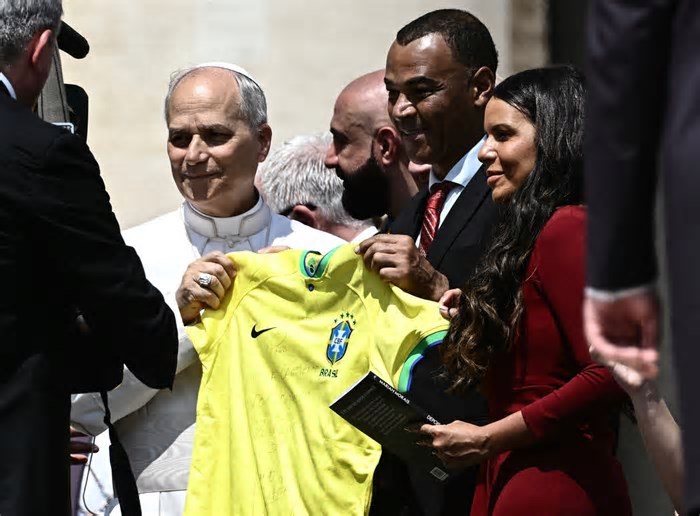 Em visita ao Vaticano, Cafu se encontra com Papa e entrega camisa do Brasil