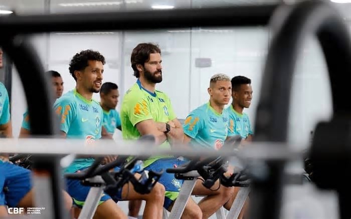 Alisson elogia Carlo Ancelotti na Seleção Brasileira: 'Se expressa de um jeito simples'