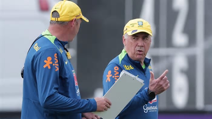 Ancelotti tem papo com Vini Jr, Gérson e Marquinhos durante treino da Seleção