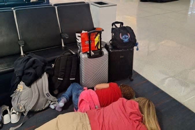 Brasileiros sofrem descaso da American Airlines com voo cancelado de NY a SP