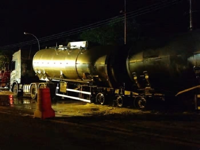 Carreta-tanque com diesel pega fogo, mas tragédia é evitada em Anaurilândia