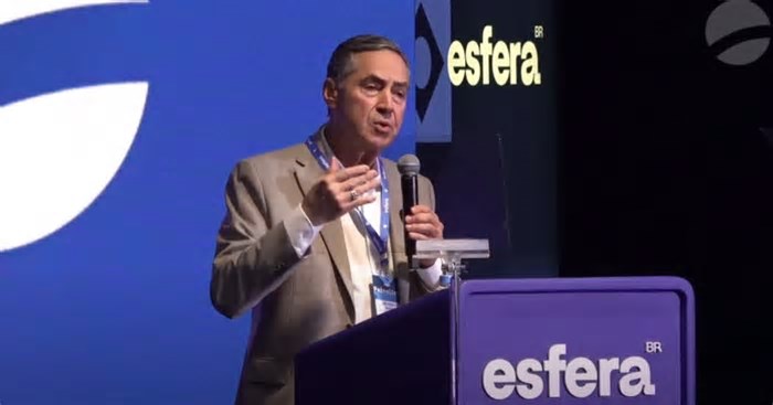 Fórum Esfera: Barroso defende regulação das redes sociais e das IAs e pede reforma política