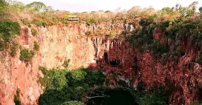 Cratera sul-matogrossense abriga lago e mais de 150 espécies de animais