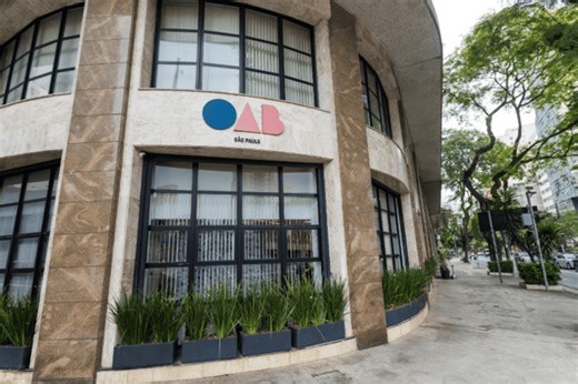 Planos de saúde pagam multas para burlar decisões judiciais, diz OAB