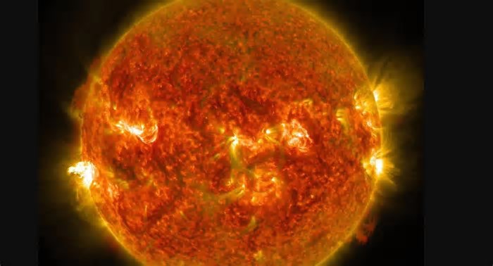 Sonda da Nasa flagra explosões magnéticas na superfície do Sol com detalhes inéditos