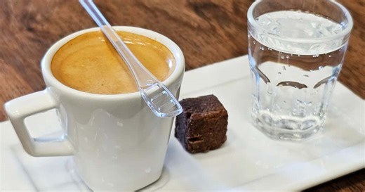 Por que o café vem com água com gás? A ciência explica