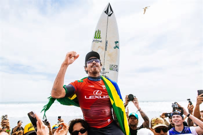 Yago Dora não dá chances a Kanoa Igarashi, vence etapa de Trestles e sobe para segundo no ranking da WSL