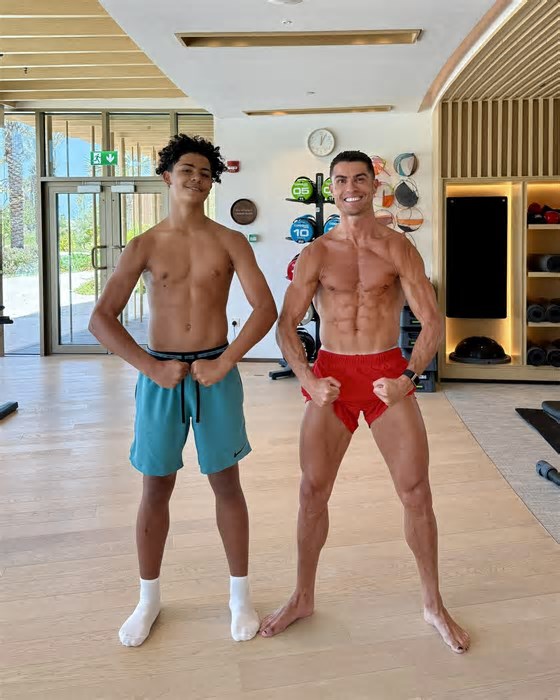 Cristiano Ronaldo posta foto com o filho na academia e físico impressiona; veja