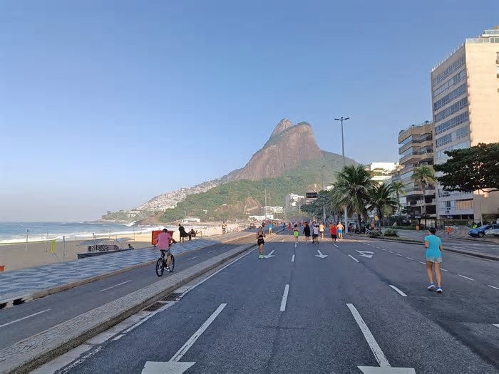 Primeiro dia das novas regras nas praias do Rio tem 26 quiosques multados e 100 itens retidos