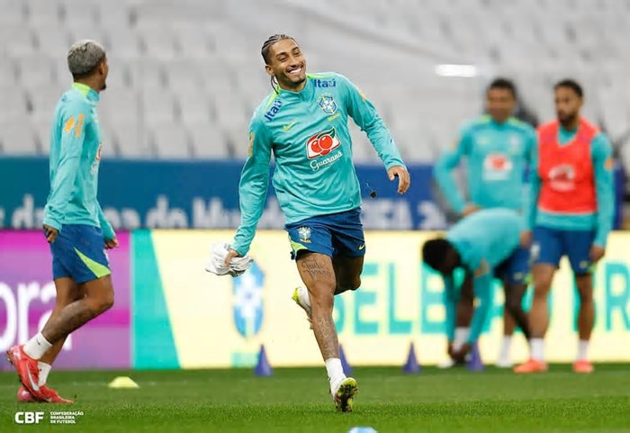 Raphinha é brasileiro com mais gols sobre equipes de Carlo Ancelotti na história