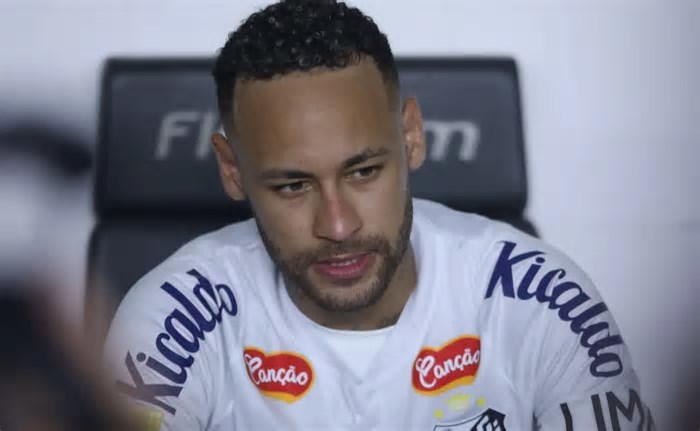 Neymar esteve presente nos bastidores antes do duelo entre Brasil e Paraguai