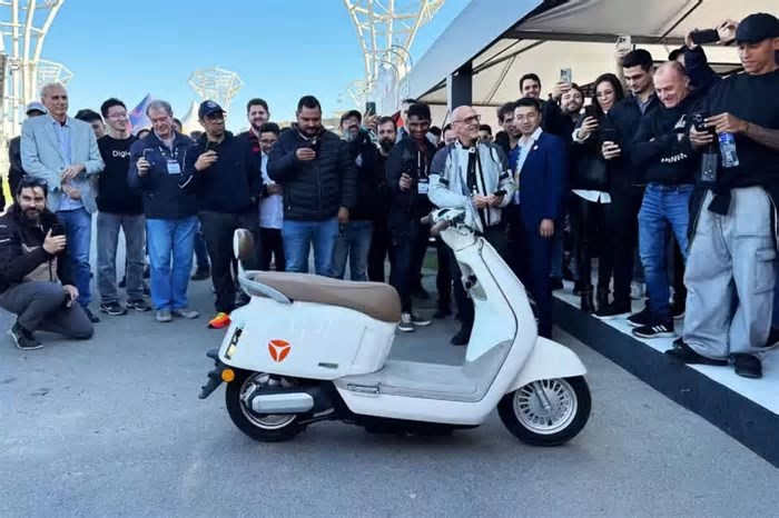 Conheça a scooter elétrica que se equilibra e anda sozinha via celular
