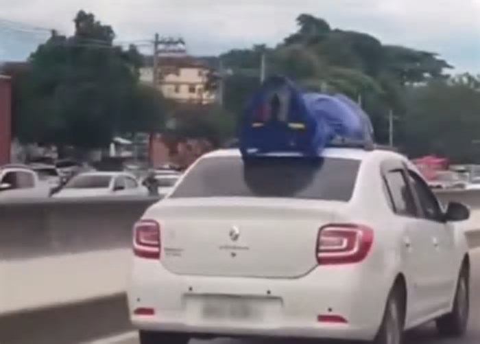 É #FAKE que vídeo mostre transporte de cadáver em teto de carro no Rio