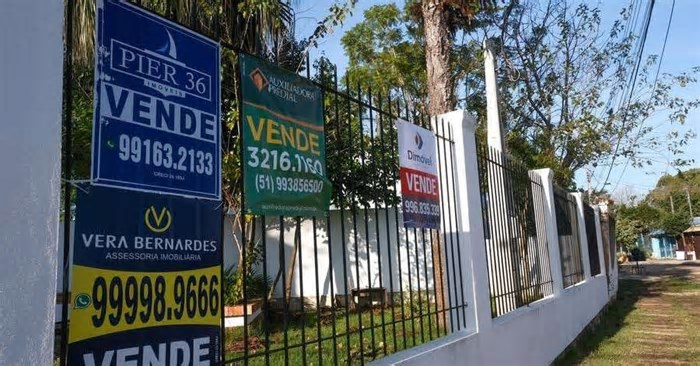 Placas de aluguel e venda se espalham por casas da zona Sul de Porto Alegre