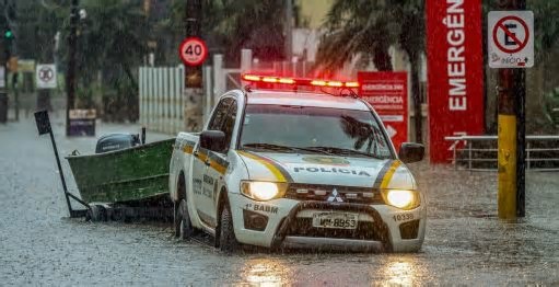 Como as catástrofes climáticas afetam serviços e profissionais da saúde