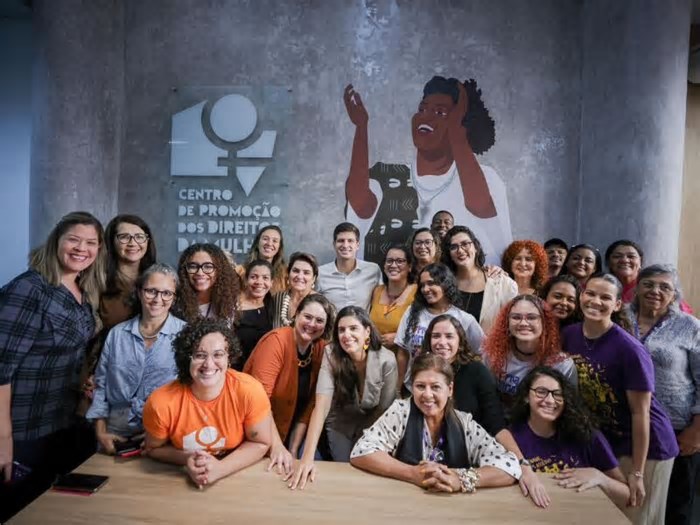 Em visita ao Recife, ministra das Mulheres participa de ação no centro Marta Almeida