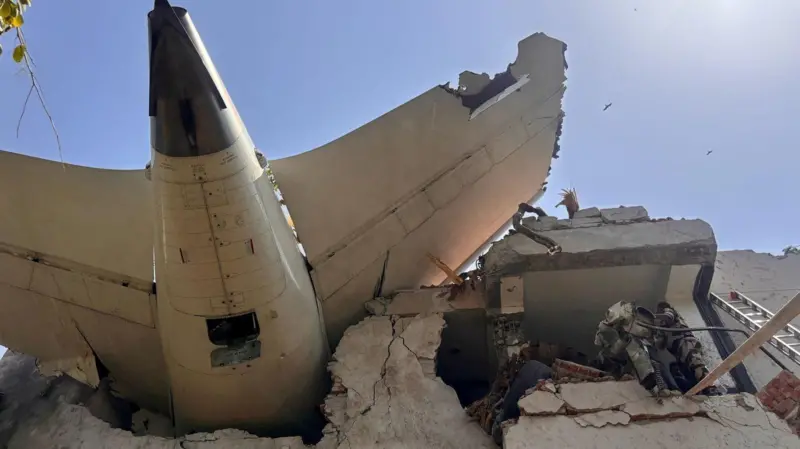 Avião cai na Índia e mata ao menos 241 pessoas: o que se sabe até agora