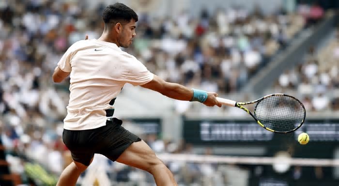Campeão em título Carlos Alcaraz avança para os ‘quartos’ de Roland Garros