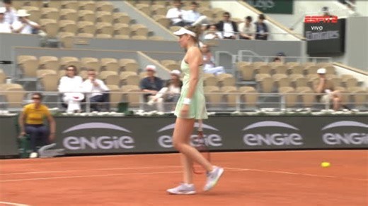 Rybakina faz 6 a 1 e vence o primeiro set contra Swiatek em Roland Garros