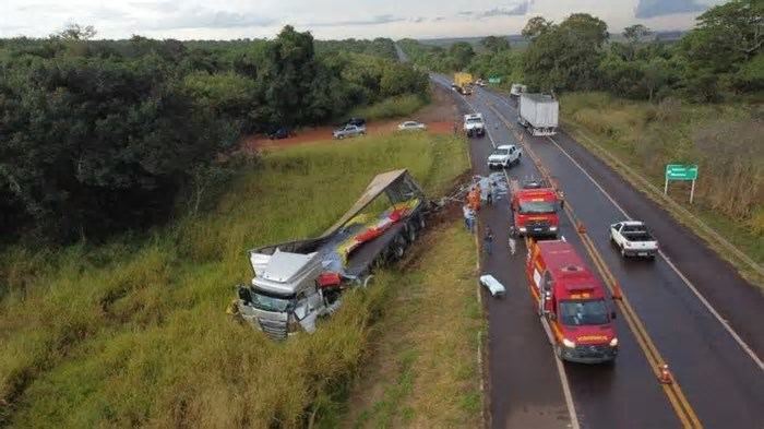 Motorista fica preso às ferragens em acidente entre carretas no interior do Estado
