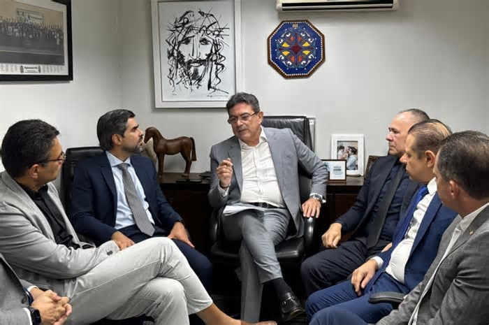 Deputados da oposição recebem presidente do Cidadania