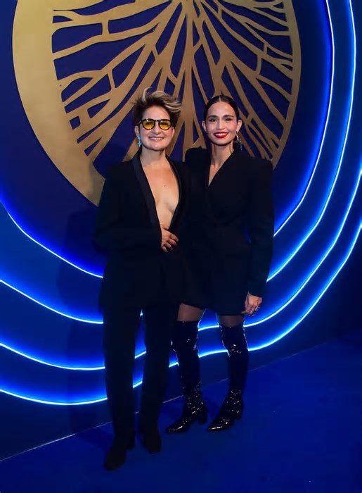 Lan Lanh usa look decotado ao lado de Nanda Costa no Prêmio da Música Brasileira