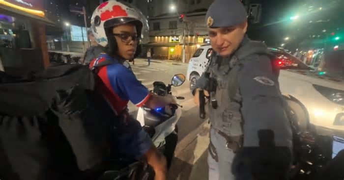 VÍDEO: Boca de 09 é parado pela polícia em São Paulo por conduzir moto sem habilitação