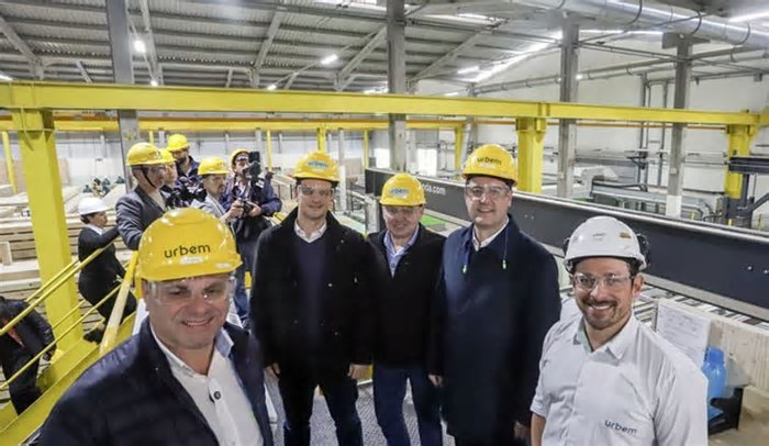 Eduardo Pimentel conhece fábrica na RMC que produz casas e prédios de madeira