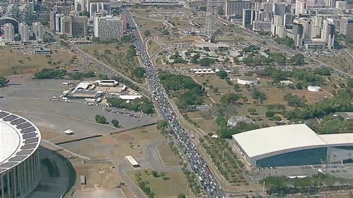 Manifestação de professores ocupa Eixo Monumental e gera congestionamento no centro de Brasília