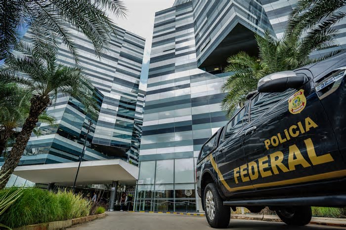 PF faz operação contra rede de falsificação de diplomas e exercício ilegal de profissões