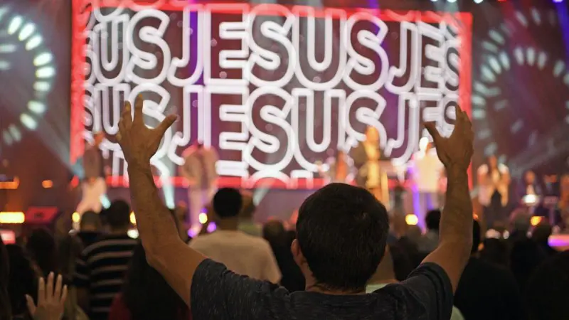 Avanço evangélico perde força e outros 7 dados inéditos sobre religião no Censo 2022