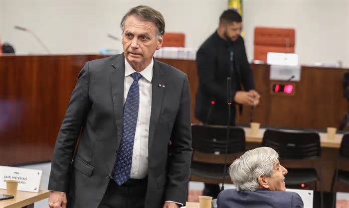Confiante num indulto presidencial, Bolsonaro faz planos para 2030