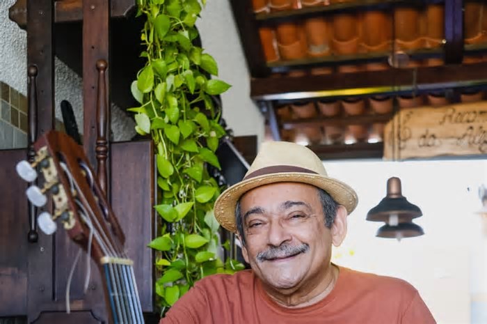 Cantor cearense Chico Araújo celebra trajetória na música com novo EP