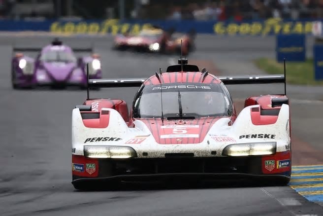 Federer dá a largada e Porsche assume a liderança na prova das 24 horas de Le Mans