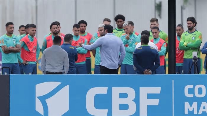 Presidente da CBF visita Ancelotti e jogadores antes de jogo da Seleção Brasileira