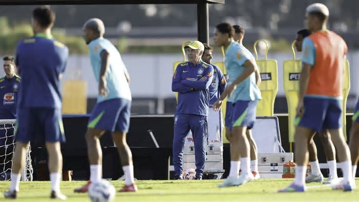 Ancelotti esboça possível escalação para estreia na Seleção Brasileira