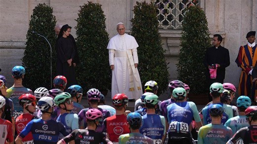 Vídeo. Papa Leão XIV abençoa ciclistas na final do Giro d'Italia