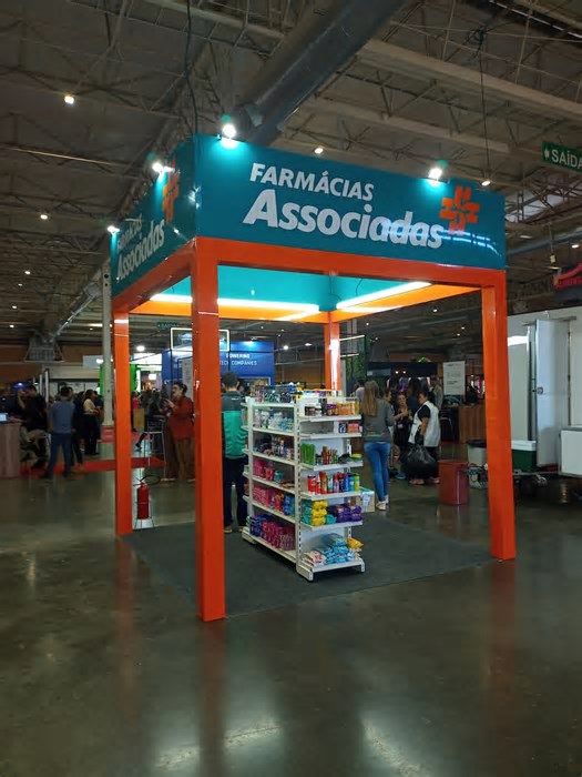 Estande da Farmácias Associadas no Gramado Summit foca em itens de necessidades básicas