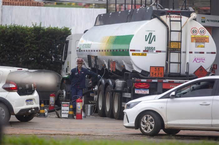 Queda no preço da gasolina fica abaixo do esperado nas bombas