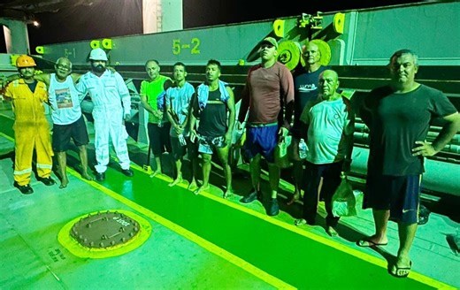 Tripulação de navio de carga de Fernando de Noronha naufragado é levada para o Rio de Janeiro