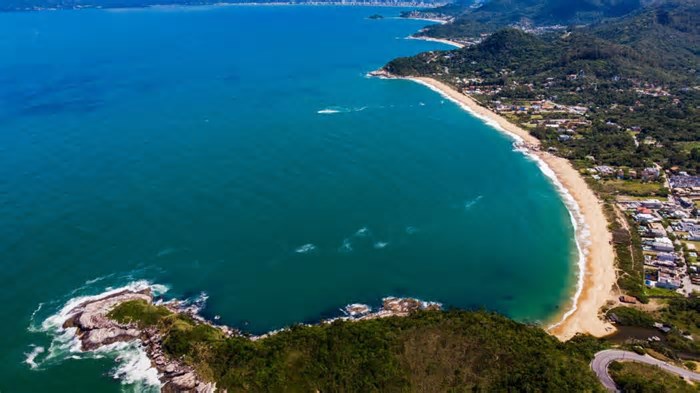Praia em pequena comunidade de SC lidera ranking ambiental e sanitário das Américas
