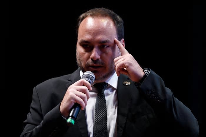 Vereador há 24 anos, Carlos Bolsonaro diz que considera disputar outro cargo no Rio ou fora do estado