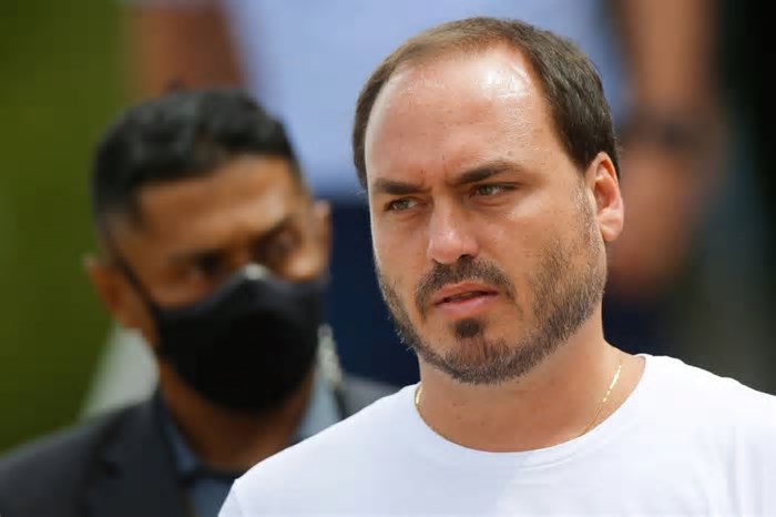 Carlos Bolsonaro pode ser candidato ao Senado por Santa Catarina; entenda