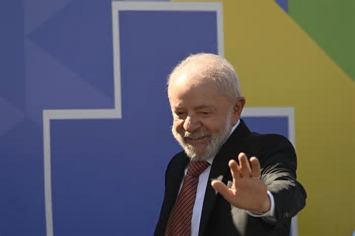 Lula critica Trump, mira eleições para o Senado em 2026 e diz que, ‘se estiver bonitão, extrema direita não volta’