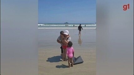 Influenciador oferece abraços às cegas em praias do litoral de SP e viraliza: 'gratificante demais'