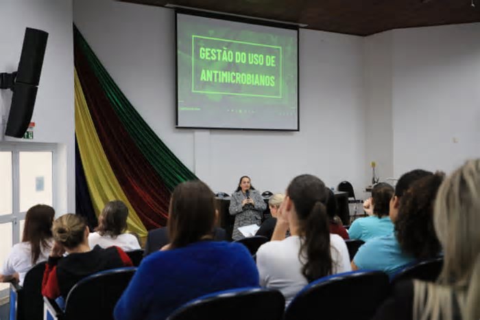 Profissionais de Saúde de Pinhais participam de evento sobre diagnóstico e gestão racional de antimicrobianos
