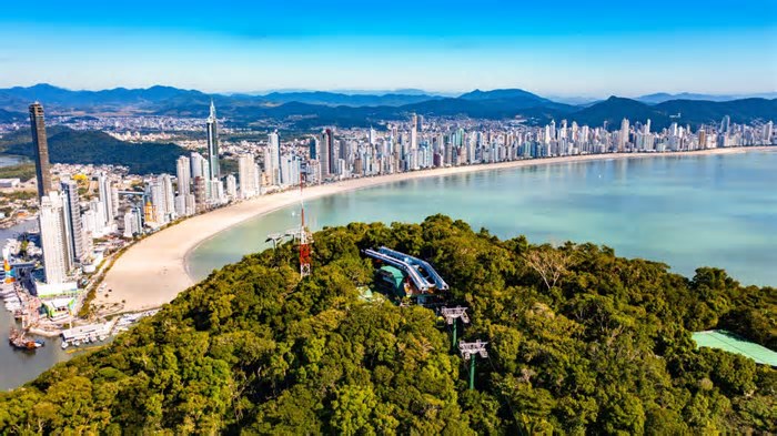 DNA da Ferrari: cartão-postal de SC reabre com bondinhos de vista panorâmica e energia solar